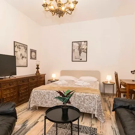 Guesthost - Lungo Dora Voghera Lovely *